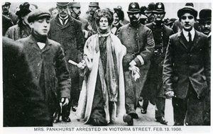 Arrestatie van mevrouw Emmeline Pankhurst in Victoria Street, 13 februari 1908 door English Photographer