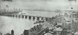 Battersea Brug: uitzicht vanaf Chelsea Kerk Toren, 1875 door English Photographer