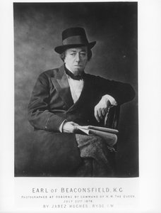 Benjamin Disraeli, 1e Graaf van Beaconsfield, gefotografeerd door Jabez Hughes in Osborne House, Isle of Wight door English Photographer