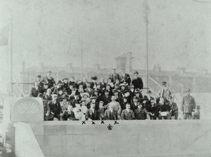 Blackwall Tunnel: menigte verzameld bij de openingsceremonie, 1897 door English Photographer