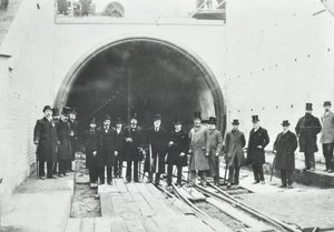 Blackwall Tunnel: inspectie van het onderwatergedeelte door hoogwaardigheidsbekleders, 1895 door English Photographer