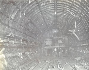 Blackwall Tunnel: twee mannen staan in de luchtsluis, 1894