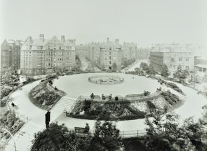 Boundary Estate: Arnold Circus, uitzicht op openbare tuinen en flats, Londen