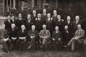 Eerste Labour-regering van Groot-Brittannië in 1924, uit Het Verhaal van Vijfentwintig Jaar, gepubliceerd 1935 door English Photographer