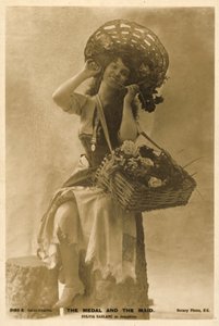 Britse actrice Sylvia Sablanc als Josephine in The Medal and the Maid door English Photographer