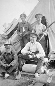 Britse soldaten in kamp maken hun uitrusting schoon