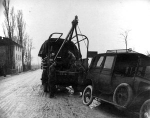 Britse soldaten slepen een motorvoertuig in Italië tijdens WOI