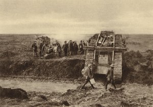 Brits tanksquadron passeert artillerieposities bij Graincourt op weg om Bourlon Wood aan te vallen, Slag bij Cambrai, Frankrijk, Eerste Wereldoorlog, november 1917 (zwart-wit foto) door English Photographer