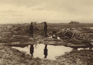 Britse tanks vastgelopen in de modder voordat ze de Duitse linies bij Ieper, België, konden bereiken, Eerste Wereldoorlog