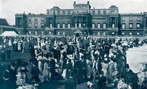 Tuinfeest in Buckingham Palace, 1911 door English Photographer