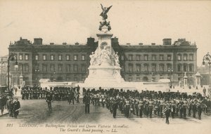 Buckingham Palace en Queen Victoria Memorial; De Guards Band passeert