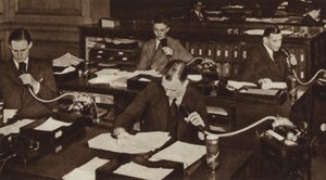 Zakenlieden dicteren brieven met ediphones