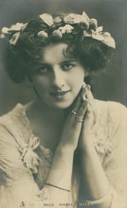 Beroemdheden van het podium: Miss Mabel Hirst, ca. 1903-08 door English Photographer