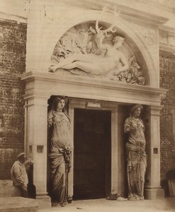 Centrale deur van het Renaissancehof door English Photographer