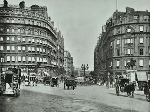 Charing Cross, Westminster: Northumberland Avenue vanaf Trafalgar Square en Charing Cross, 1890 door English Photographer