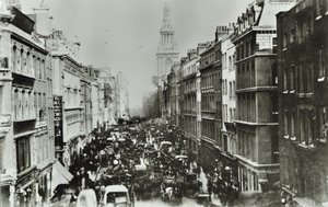 Cheapside, kijkend naar het oosten naar Bow Church, City of London, 1880 door English Photographer