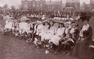 Kinderen in verkleedwedstrijd, ca. 1910