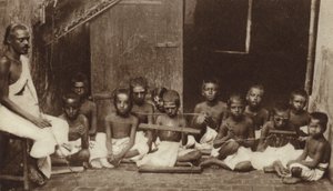 Kinderen en hun leraar in een school in India (zw/w foto) door English Photographer
