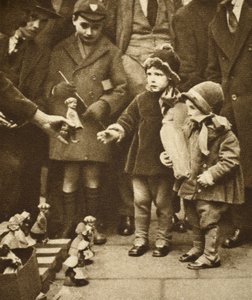 Kinderen verdringen zich rond een straatverkoper, Holborn