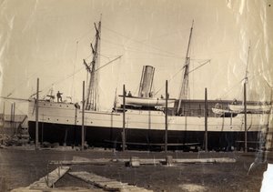 Chinese belastingkruiser "Li Kin" of haar zusterschip "Kai Pan" op de helling klaar voor lancering, 1888 door English Photographer