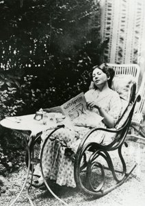 Christabel Pankhurst (1881-1969) leest een exemplaar van The Suffragette, ca. 1905-14