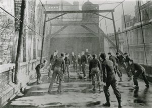 Voetbalveld van de stadsschool in 1902 door English Photographer