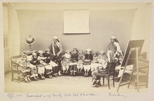 Klas met juffrouw in een mofussil of plattelandse meisjesschool, Bombay, ca. 1873 (zwart-wit foto)