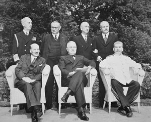 Clement Attlee (1883-1967) President Harry S. Truman (1884-1972) en Joseph Stalin (1879-1953) op de Conferentie van Potsdam door English Photographer