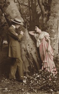 Koppel krast hun initialen in een boom door English Photographer