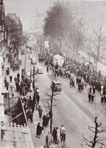 Mensen wachten op toegang tot Westminster Hall tijdens het opbaren van George V, 1936 door English Photographer