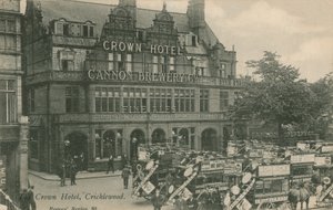 Crown Hotel, Cricklewood door English Photographer