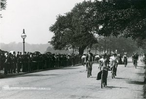 Fietsen in Hyde Park, ca. 1895 door English Photographer