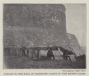 Schade aan de muur van Sandgate Castle door de recente stormen door English Photographer