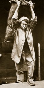 Kolen bezorgen, prent door Horace W. Nichols, ca. 1916 door English Photographer