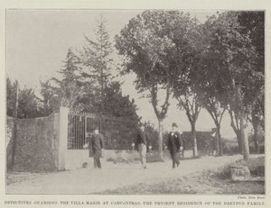 Detectives bewaken Villa Marie in Carpentras, de huidige residentie van de familie Dreyfus door English Photographer