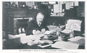 Dr Barnardo aan het werk in zijn kamer aan Stepney Causeway