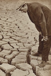 Opgedroogd reservoir in Kettering, Northamptonshire, tijdens de droogte van 1934 (z/w foto) door English Photographer