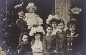 Koningin Alexandra met haar kleinkinderen