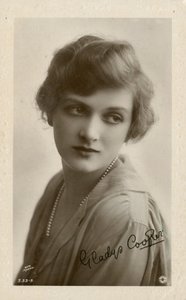 Edwardiaanse ansichtkaart van Gladys Cooper door English Photographer