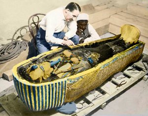 Egypte-1922: Engelse archeoloog Howard Carter (1873-1939) en een Egyptische assistent onderzoeken de sarcofaag van koning Toetanchamon