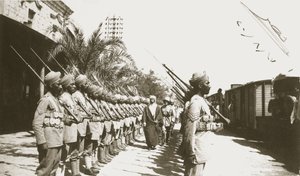 Emir Faisal op station Lydda, Palestina, met Sir Herbert Samuel, 1920 door English Photographer