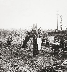 Ingenieurs repareren smalspoorwegen nabij Hangard, beschadigd door granaatvuur tijdens de strijd om Amiens, 1918 door English Photographer
