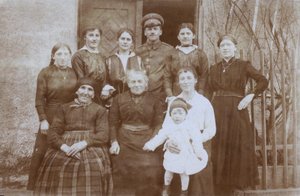 Engelse soldaat, WO1, met groep locals, Noord-Europa, waarschijnlijk Frankrijk door English Photographer