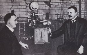 Ernest Rutherford, links, en Hans Geiger in het Natuurkundig Laboratorium van de Universiteit van Manchester door English Photographer