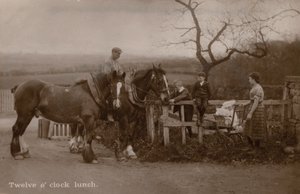 Familie op het platteland stopt met werken voor de lunch door English Photographer