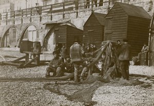 Vissers afgebeeld met hun netten op het strand in Brighton