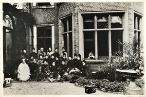 Florence Nightingale, Sir Harry en Lady Verney, en Nightingale-verpleegsters in Claydon House, 1886 door English Photographer