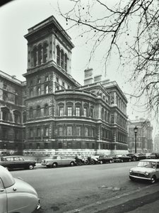 Ministerie van Buitenlandse Zaken, Whitehall, Westminster LB: gevel naar Saint Jamess Park, 1896 door English Photographer
