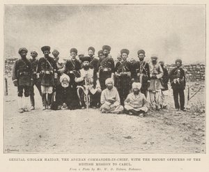 Generaal Gholam Haidar, de Afghaanse opperbevelhebber, met de escorteofficieren van de Britse missie naar Kabul door English Photographer