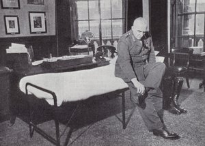 Generaal Sir Edmund Ironside, Chef van de Keizerlijke Generale Staf, in zijn kantoor in het Ministerie van Oorlog, waar hij vaak sliep tijdens de Tweede Wereldoorlog, 1939-1940
